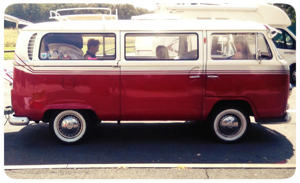 rode hippiebus van de zijkant